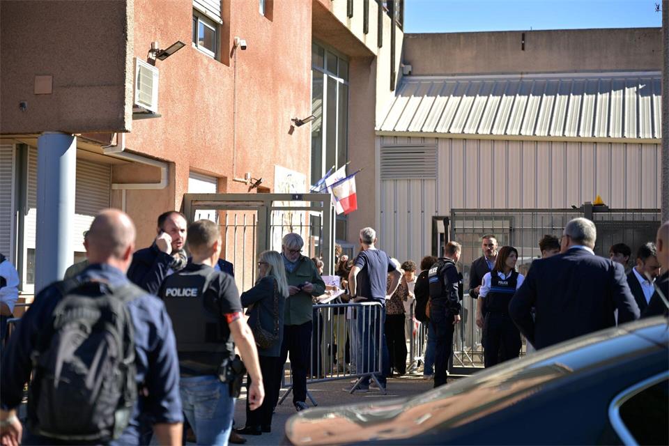 Frankreich reagiert erschüttert auf den Schusswaffenvorfall an einer Schule bei Marseille.Philippe Magoni/AP/dpa