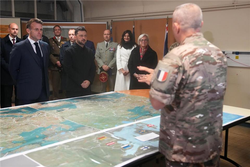 Frankreich will der Ukraine bei der Abwehr des russischen Angriffskriegs weiter beistehen.Christophe Ena/Pool AP/dpa