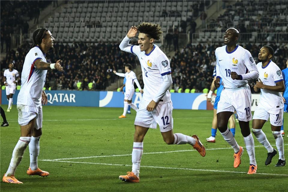 Frankreichs Maghnes Akliouche (M) traf beim französischen Sieg in Aserbaidschan.Uncredited/AP/dpa