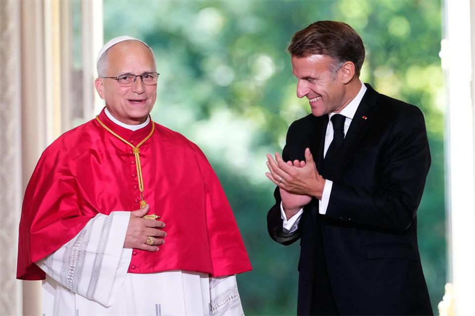 Frankreichs Präsident Emmanuel Macron beklatscht den Gast aus dem Vatikan.Teresa Suarez/AP POOL/AP/dpa