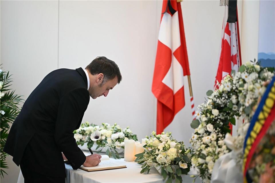 Frankreichs Präsident Emmanuel Macron war einer der Trauergäste in der Schweiz.Fabrice Coffrini/AFP POOL KEYSTONE/dpa