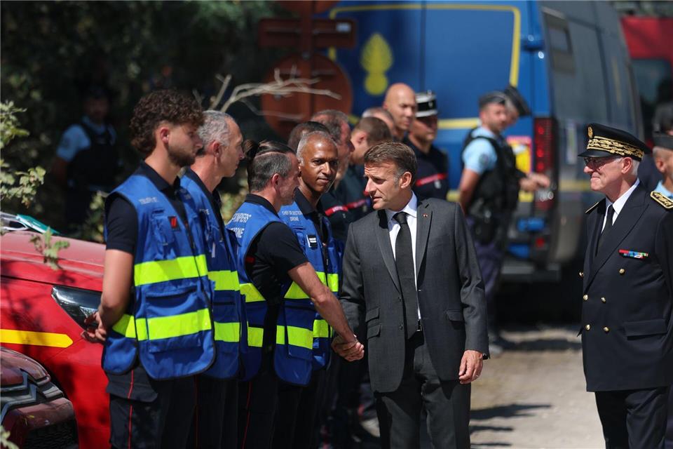 Frankreichs Präsident Macron besuchte die EinsatzkräfteMohammed Badra/Pool EPA/AP/dpa