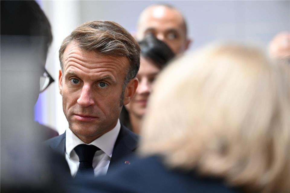 Frankreichs Präsident Macron sieht sich Rücktrittsforderungen ausgesetzt (Archivbild).Jean-Christophe Verhaegen/POOL AFP/dpa
