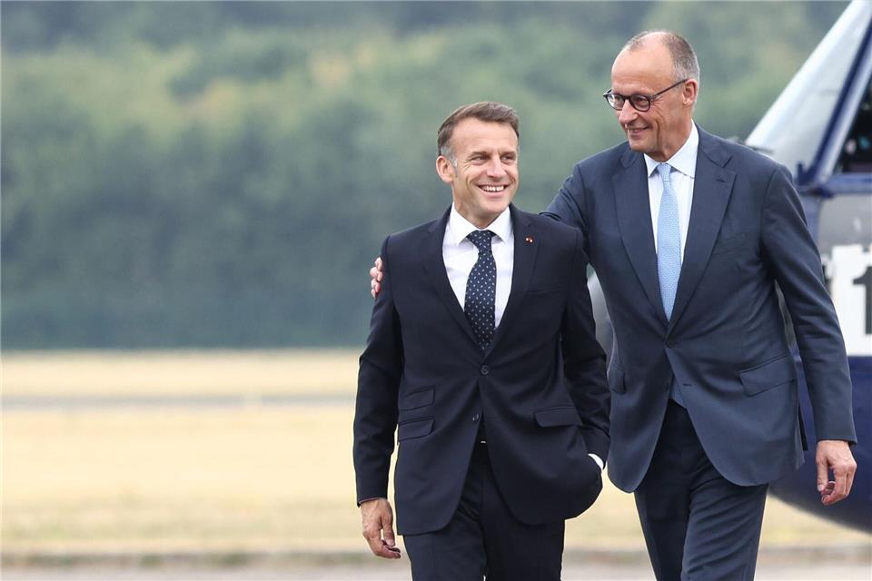 Frankreichs Präsident Macron und Bundeskanzler Merz kommen zum Deutsch-Französischen Verteidigungs- und Sicherheitsrat auf dem Fliegerhorst Nörvenich an. Rolf Vennenbernd/dpa