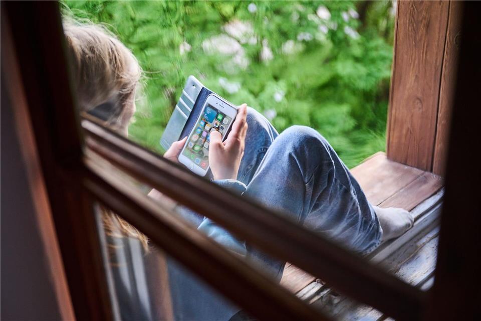 Frankreichs Präsident will ein Verbot sozialer Medien für Kinder und Jugendliche bis 15 Jahre zum nächsten Schuljahr. (Archivbild)Annette Riedl/dpa