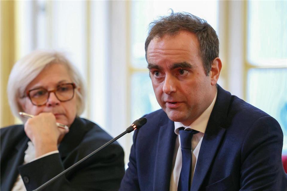 Frankreichs neue Regierung kämpft um Sparhaushalt Frankreichs Premier hat die neue Regierung zur Überwindung der politischen Krise im Land aufgerufen.Alain Jocard/AFP Pool/AP/dpa