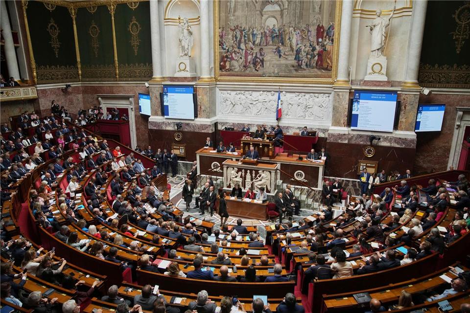 Frankreichs Premier stellt VertrauensfrageChristophe Ena/AP/dpa