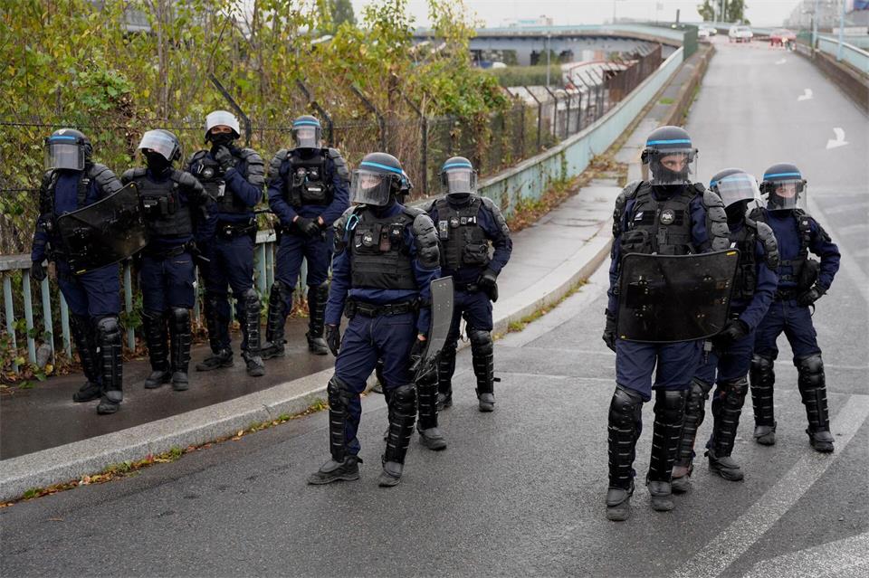 Frankreichweit sind rund 70.000 Polizeikräfte im Einsatz, um schwere Ausschreitungen und Plünderungen zu verhindern. (Archivbild)Alexander Franz/dpa