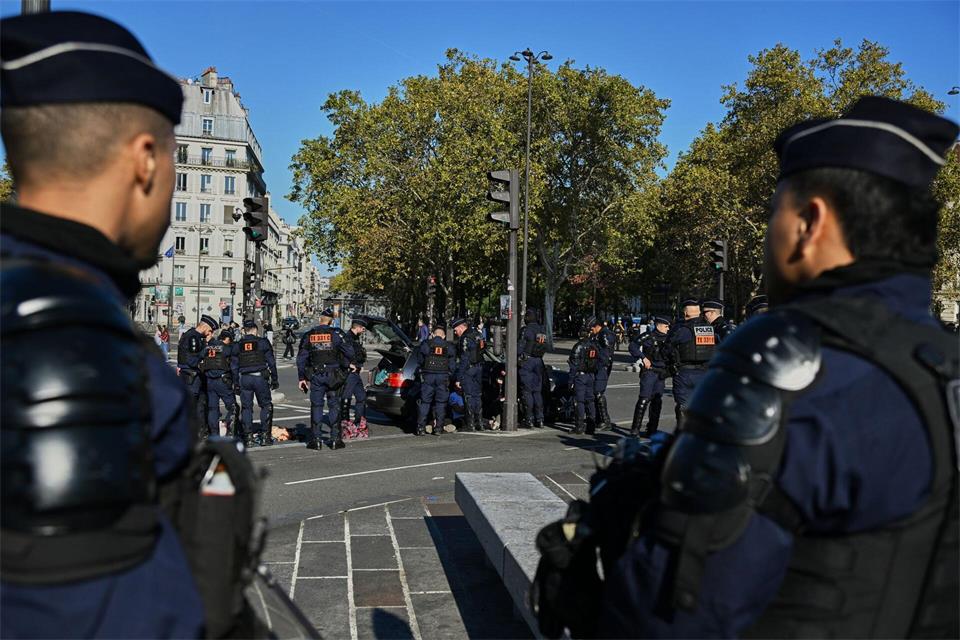 Frankreichweit sind rund 70.000 Polizeikräfte im Einsatz, um schwere Ausschreitungen und Plünderungen zu verhindern. Emma Da Silva/AP/dpa