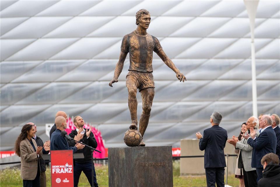 Franz Beckenbauer steht jetzt als in Bronze gegossenes Denkmal vor der Allianz Arena des FC Bayen München.Leonie Asendorpf/dpa