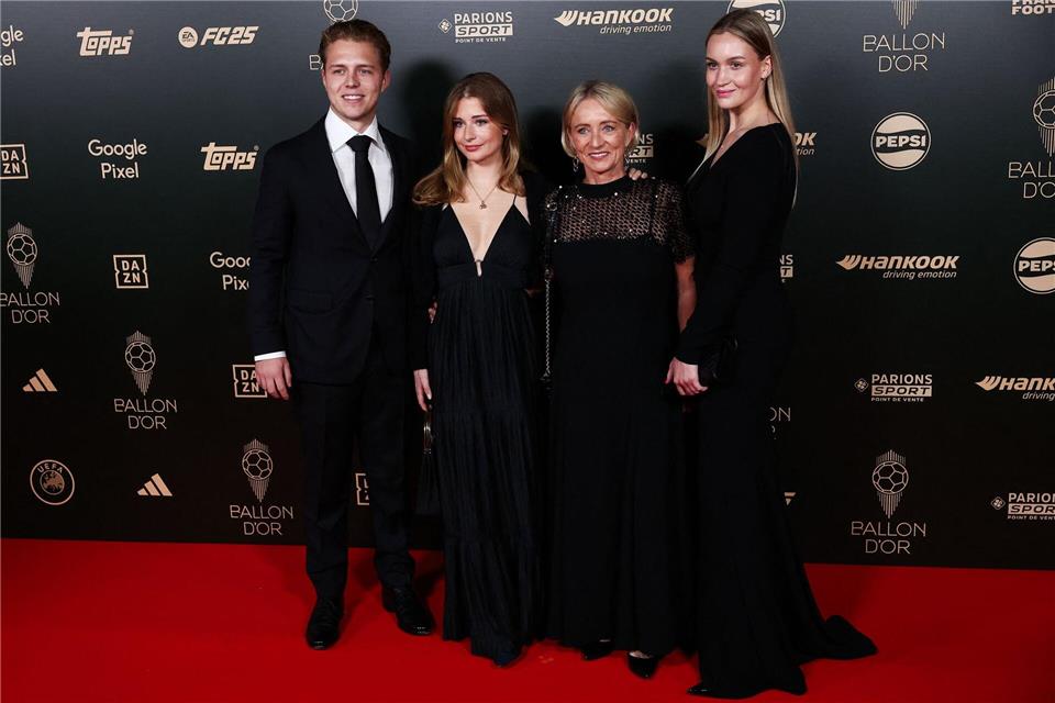 Beckenbauer bei Ballon-d’Or-Gala geehrt Franz Beckenbauers Familie reiste zur Ballon-d’Or-Gala in Paris.Franck Fife/AFP/dpa