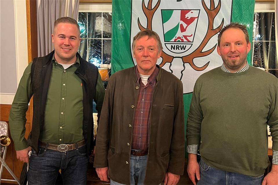 Franz Kremer (l.) berichtete für die Kreisjägerschaft beim Hegering Weseke. Dort verabschiedete der Leiter Benedikt Hendricks (r.) Thomas Middelkamp als Schieß-Obmann.