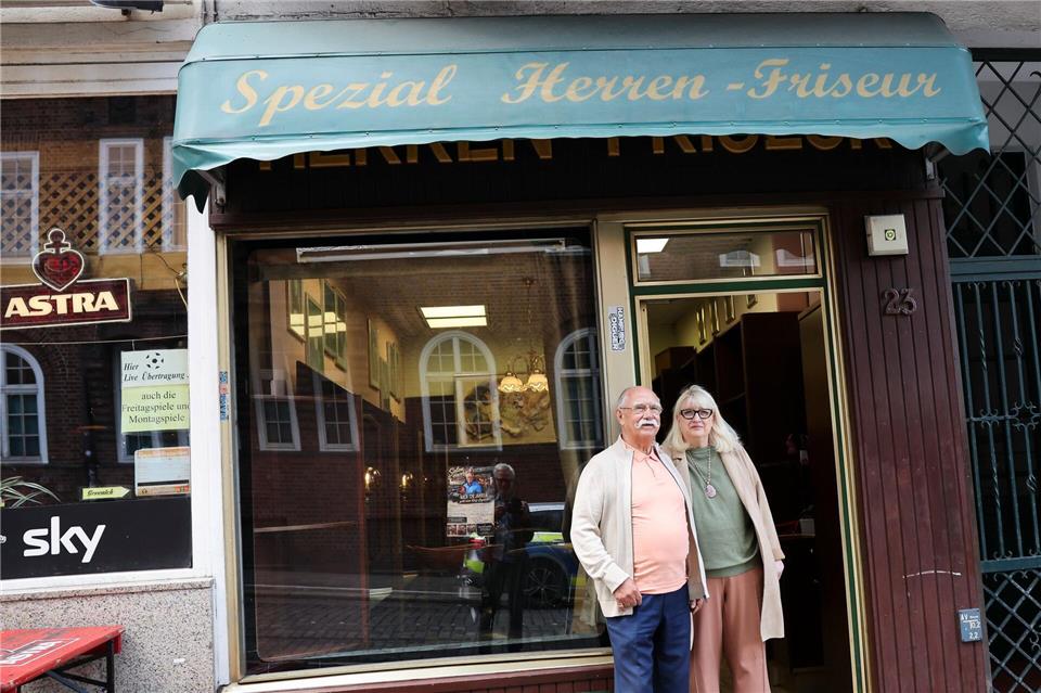 Franz Stenzel und Ute Bickeleit stehen vor dem „Spezial Herren-Friseur“. Schon 1906 gab es in der Davidstraße 23 einen Friseursalon.Christian Charisius/dpa