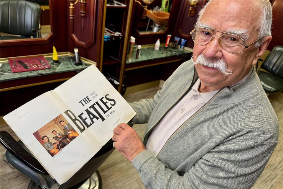 Franz Stenzel zeigt im „Salon Harry“ den Grund, warum sein Geschäft über die Grenzen Hamburgs bekannt ist: eine berühmte Band aus Liverpool.Wolfgang Stelljes/dpa-tmn