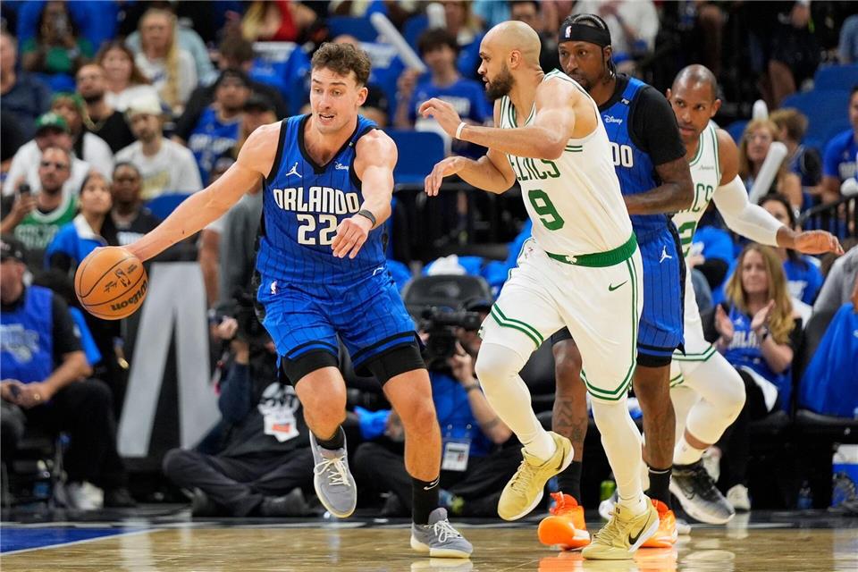 Franz Wagner (l) bestreitet mit den Orlando Magic ein NBA-Spiel in seiner Heimatstadt Berlin.John Raoux/AP/dpa