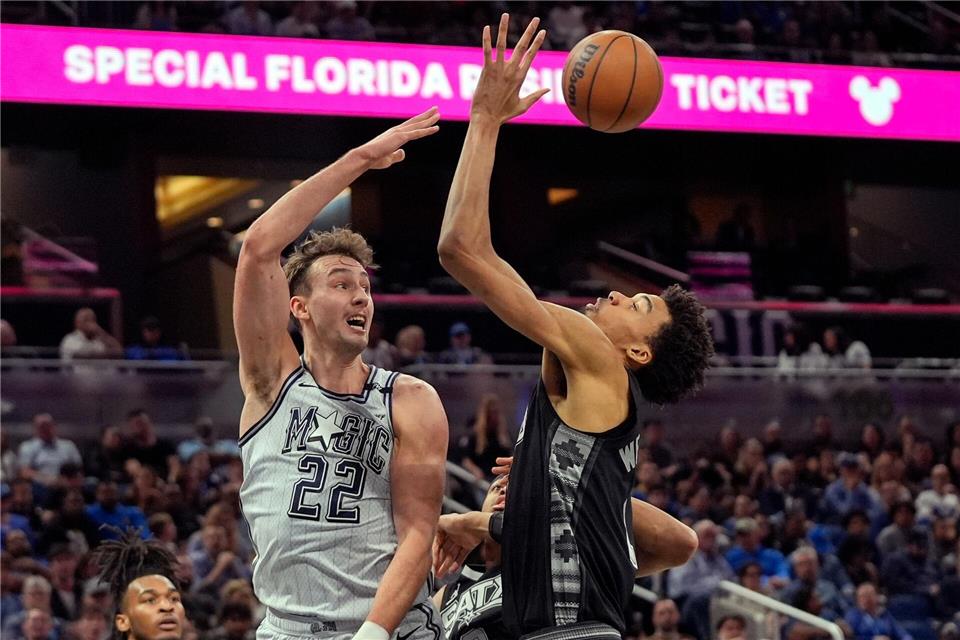 Franz Wagner (l) führte die Orlando Magic zum Erfolg gegen die San Antonio Spurs um Victor Wembanyama.John Raoux/AP/dpa
