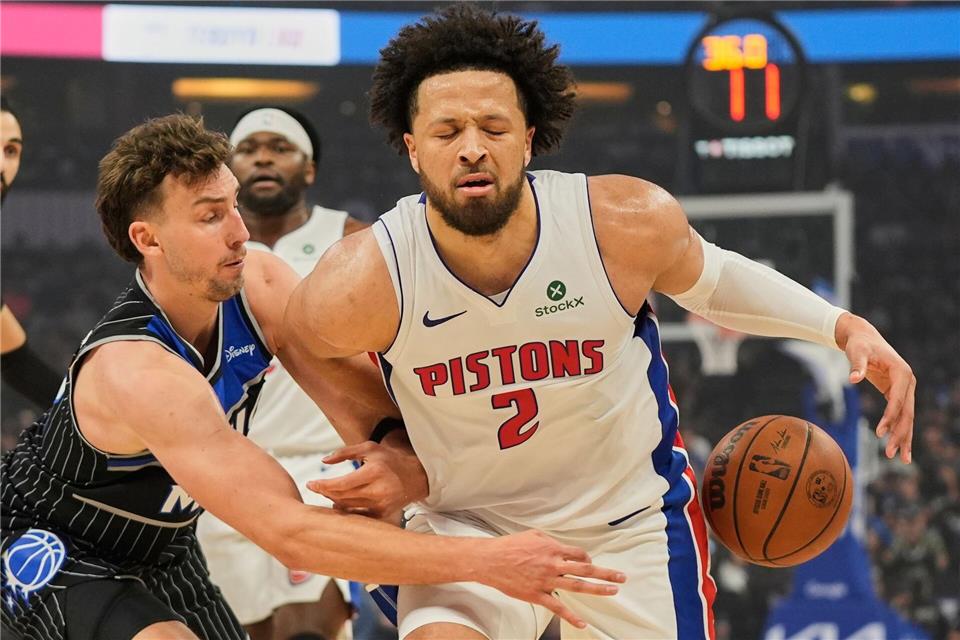 Franz Wagner (l) gewinnt mit Orlando das dritte Spiel der Playoff-Serie gegen Detroit.John Raoux/AP/dpa