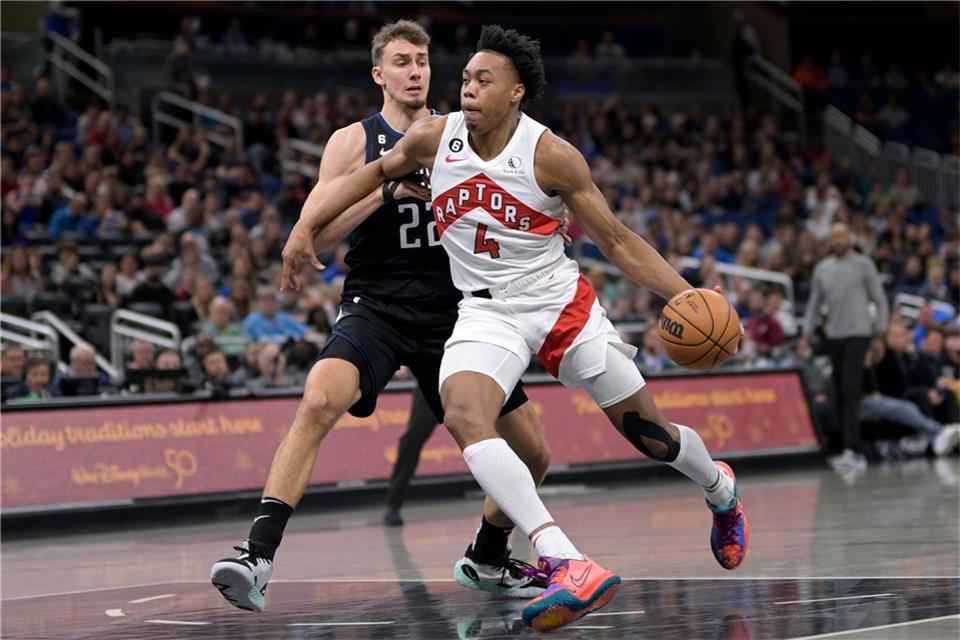 Franz Wagner (l) von Orlando Magic in Aktion gegen Scottie Barnes von den Toronto Raptors.