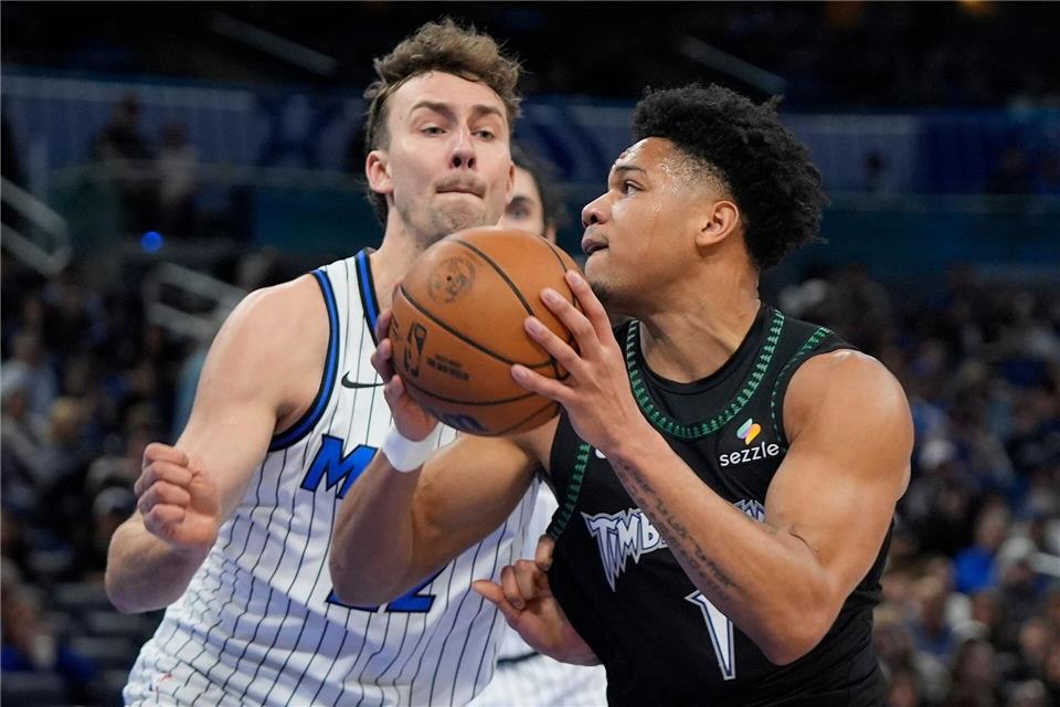 Franz Wagner (links) hat mit den Orlando Magic weiter die Chance auf die direkte Qualifikation für die Playoffs.John Raoux/AP/dpa