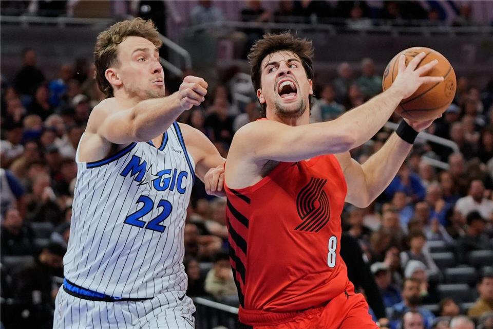 Franz Wagner (links) lieferte am Ende den Pass zum entscheidenden Korb der Partie.John Raoux/AP/dpa
