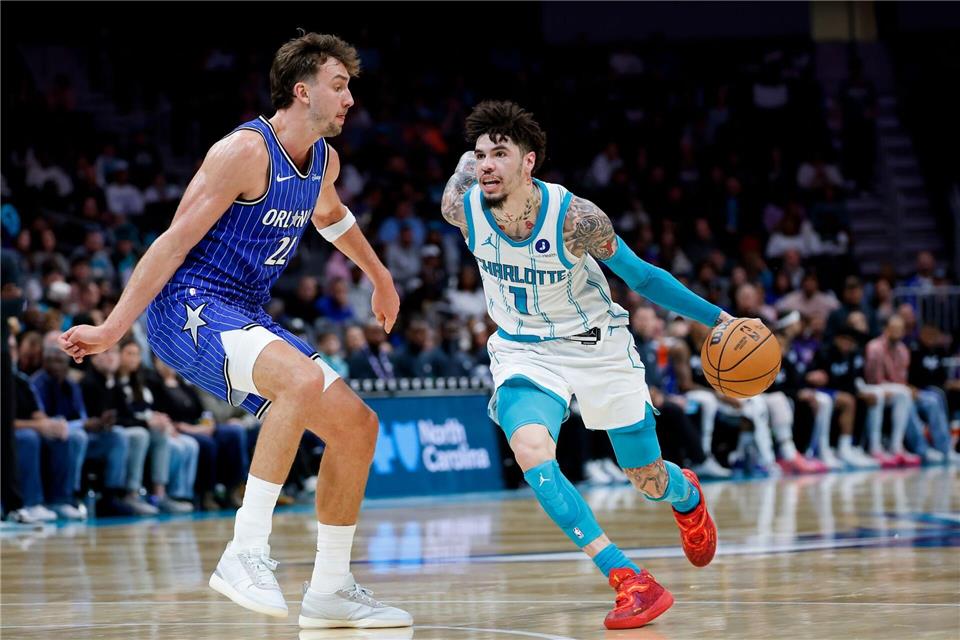 Niederlagen-Serie der Magic in NBA vorbei Franz Wagner (links) und die Magic beendeten ihre Negativserie. Nell Redmond/AP/dpa