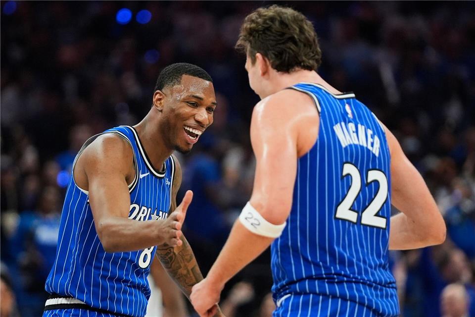 Franz Wagner (r) erzielte für die Orlando Magic als zweitbester Scorer 18 Punkte gegen die Charlotte Hornets.John Raoux/AP/dpa