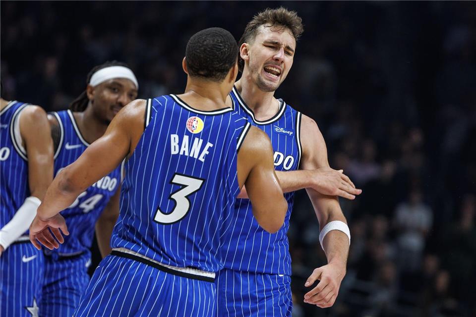 Franz Wagner (r) sorgte am Ende für die entscheidenden Punkte.Andreas Gora/dpa