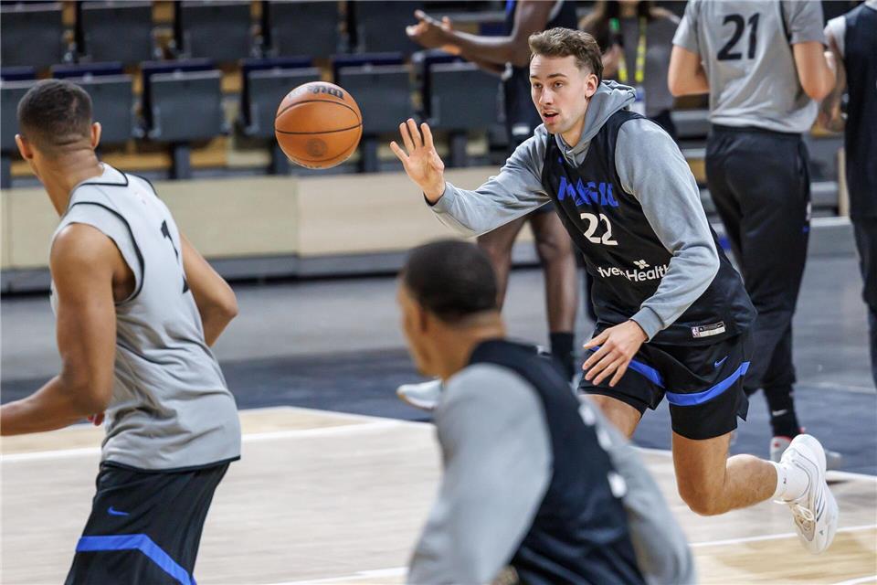 Franz Wagner (r.) war im Training seines Teams dabei.Andreas Gora/dpa