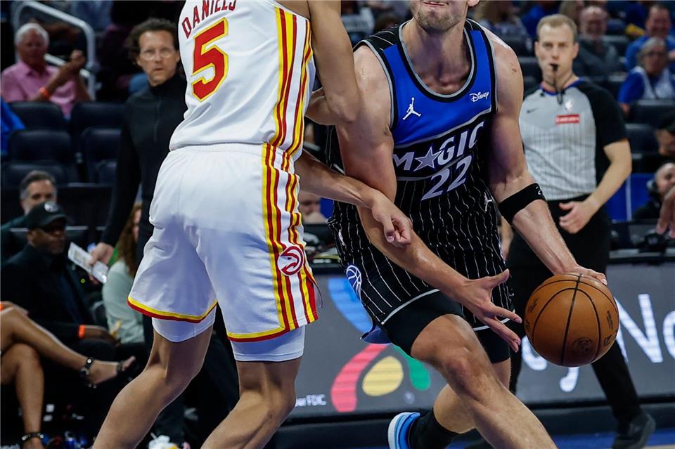 Franz Wagner (rechts) hat erstmals seit dem Europa-Trip der Orlando Magic wieder gespielt.Kevin Kolczynski/AP/dpa