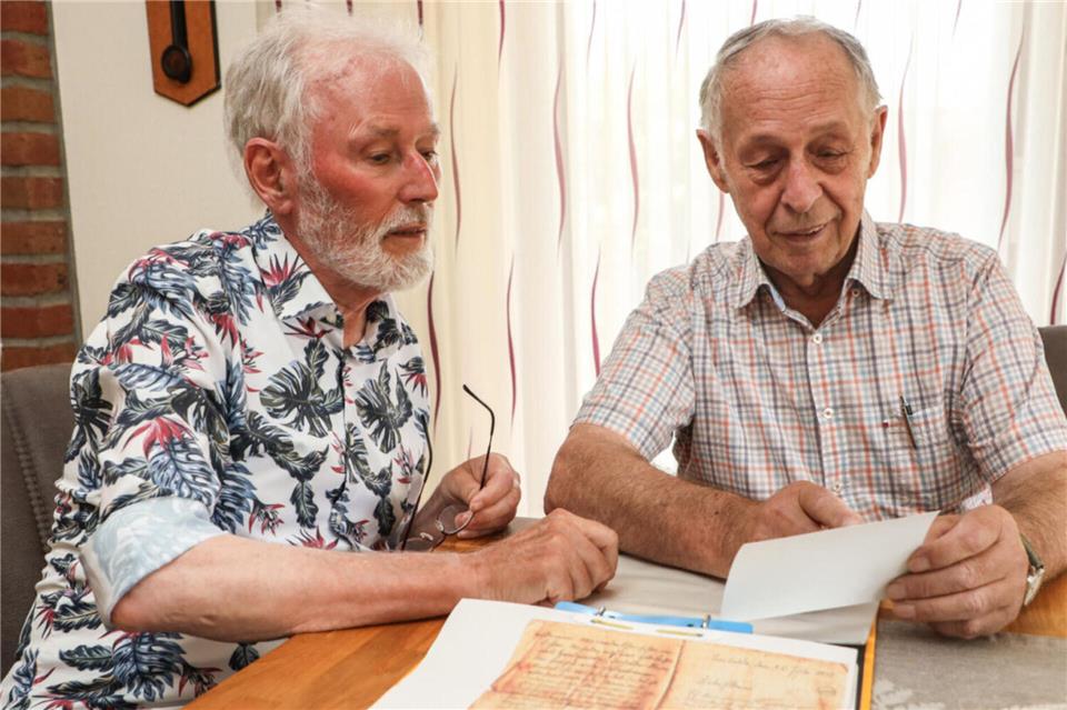 Franz Westhues (77, links) hat die Feldpostbriefe von Heinrich Schmeing entziffert. Dessen Schwiegersohn Norbert Updarp (85) interessiert sich sehr dafür.