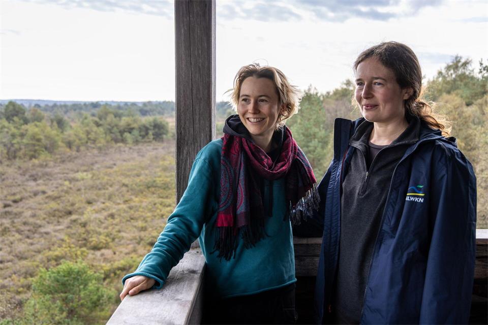 Franziska Braun (l) und Carla Rutsch sind angehende Moorspezialistinnen. Focke Strangmann/dpa