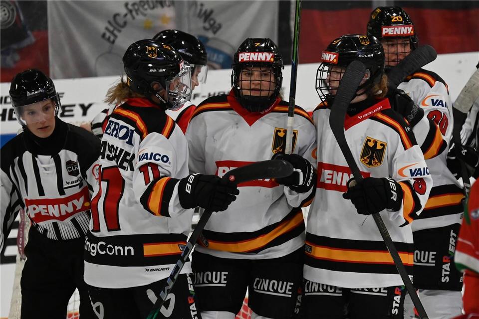 Franziska Feldmeier (r) beklagt Chancenungleichheit für weibliche Eishockeytalente.Markus Lenhardt/dpa