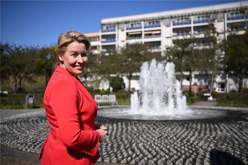 Franziska Giffey (SPD), Senatorin für Wirtschaft, Energie und Betriebe, ist bei der Eröffnung der Berliner Zierbrunnensaison dabei.Britta Pedersen/dpa