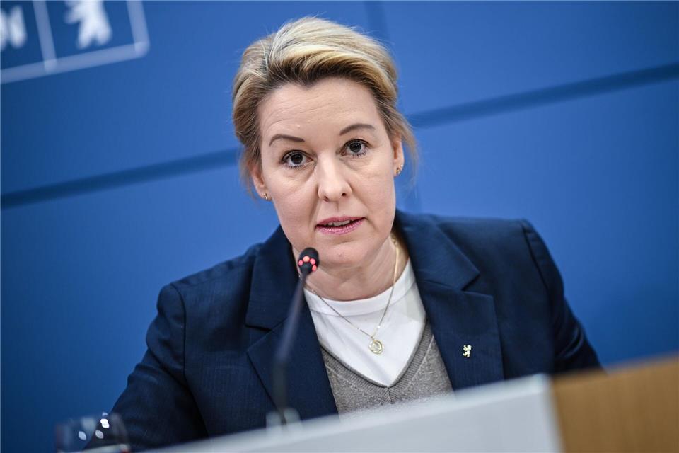 Franziska Giffey (SPD), Senatorin für Wirtschaft, Energie und Betriebe, spricht bei einem Pressebriefing. (Archivbild) Britta Pedersen/dpa