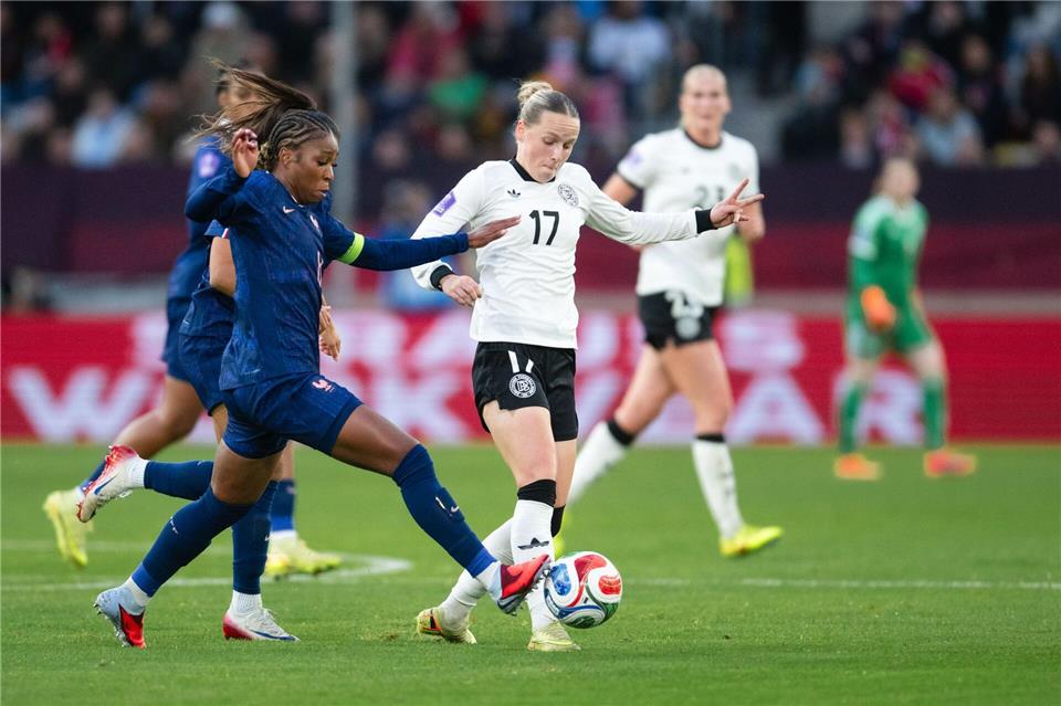 Franziska Kett (Mitte) zeigte einen starken Auftritt gegen Frankreich.Marius Becker/dpa