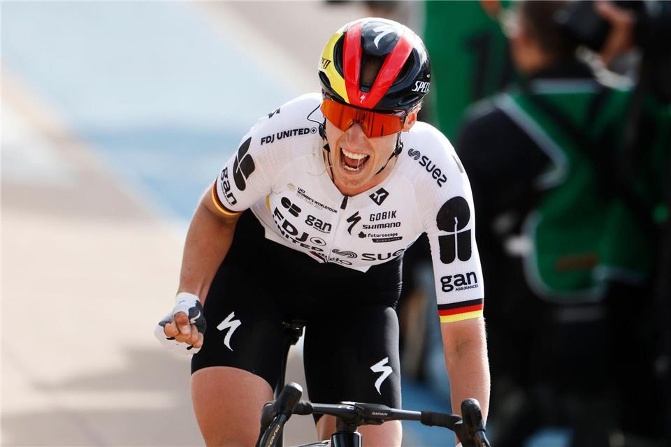 Franziska Koch jubelt über ihren Sieg.Jean-Francois Badias/AP/dpa