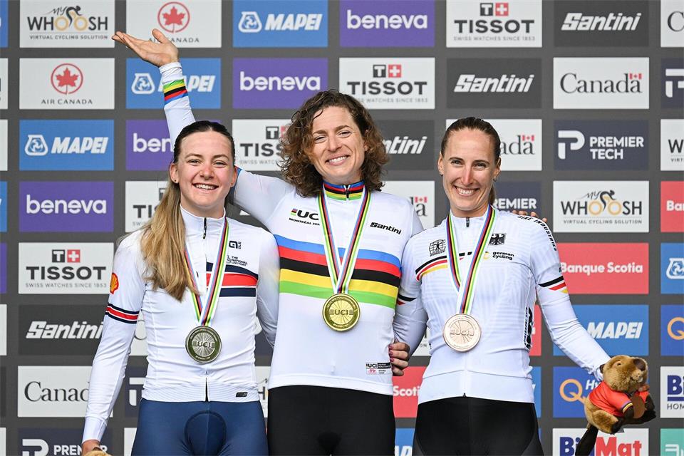 Franziska Koch (r) freut sich über Bronze.Graham Hughes/The Canadian Press/AP/dpa