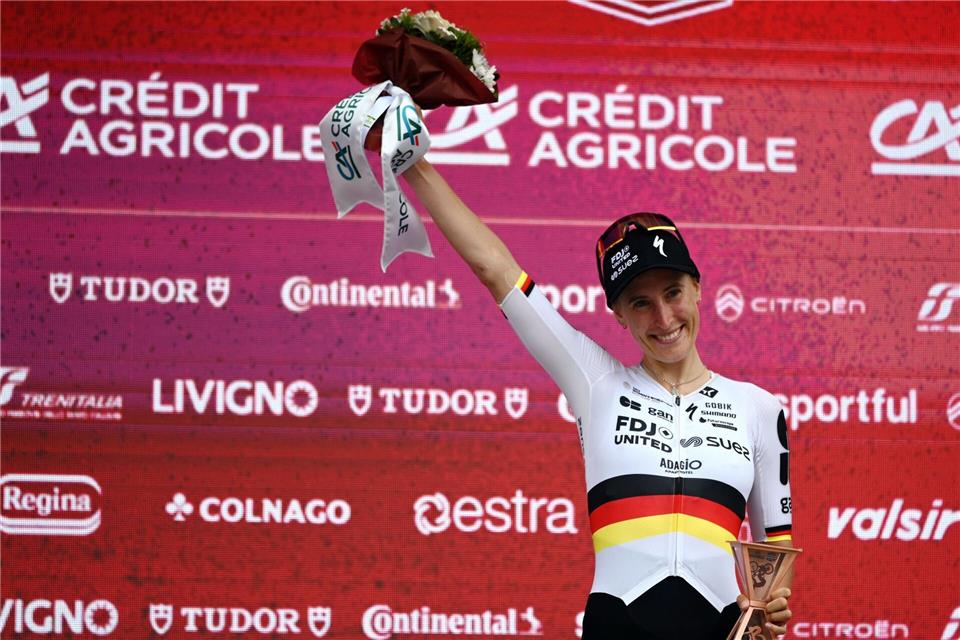 Franziska Koch schaffte es mit etwas Glück auf das Podium der Strade Bianche.Elias Rom/Belga/dpa