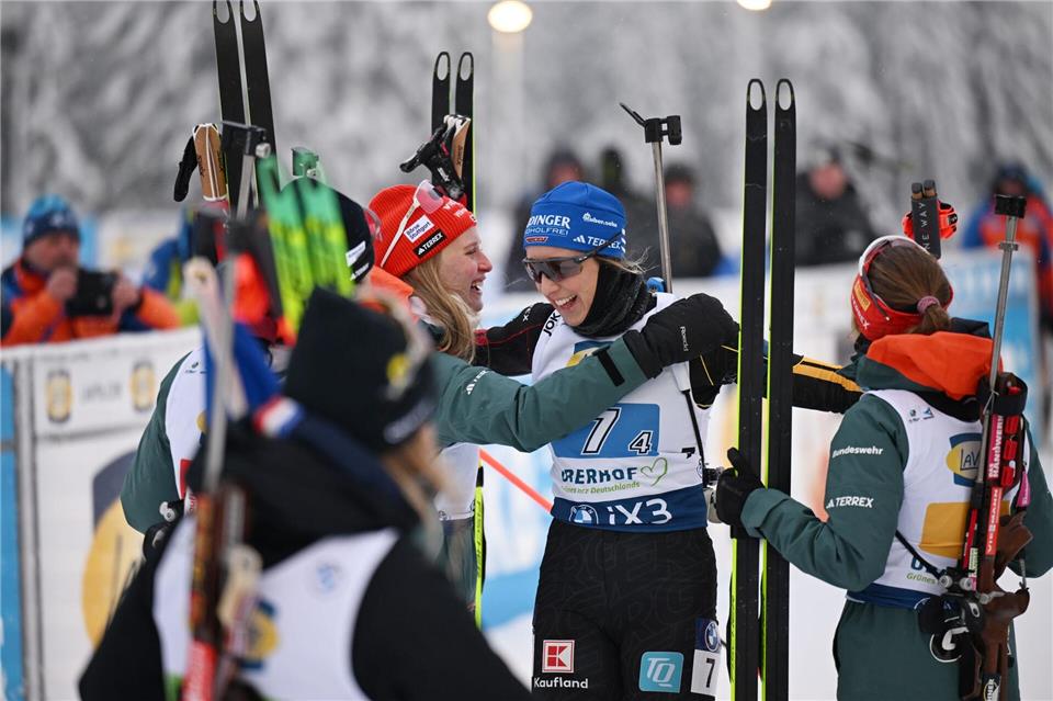 Franziska Preuß (2.v.r.) und Kolleginnen: Freude im Ziel über Rang drei.Hendrik Schmidt/dpa
