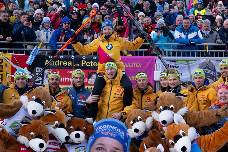 Franziska Preuß (hinten Mitte) genießt oft die Kulisse von tausenden Fans in den Biathlon-Stadien. (Archivbild)Sven Hoppe/dpa
