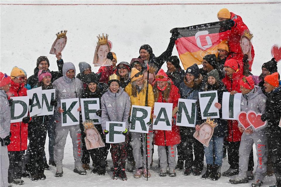 Franziska Preuß ließ sich im Ziel für ihre Karriere feiern.Hendrik Schmidt/dpa