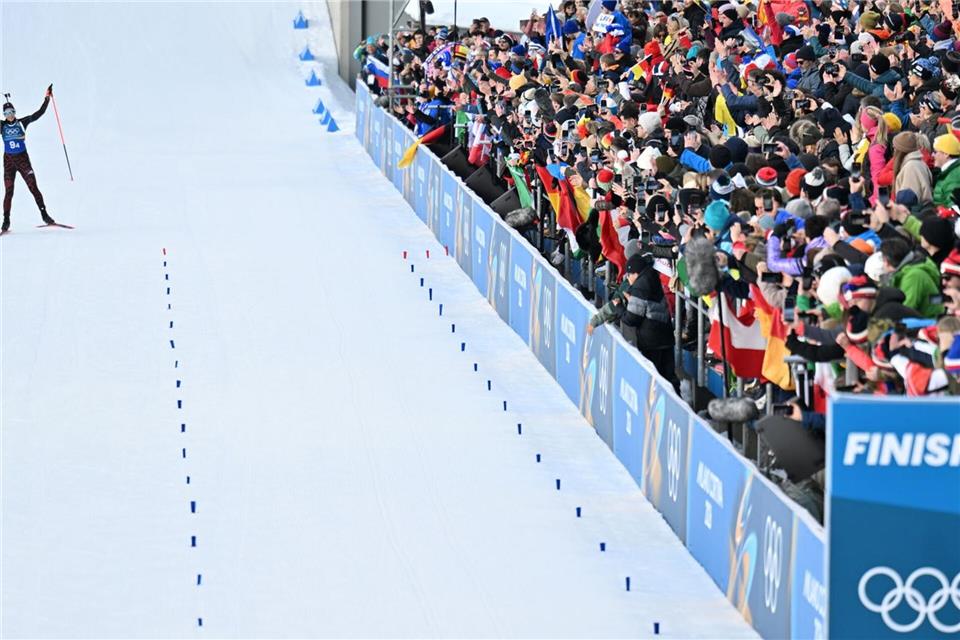 Franziska Preuß wird von den Fans beim Zieleinlauf bejubelt.Hendrik Schmidt/dpa