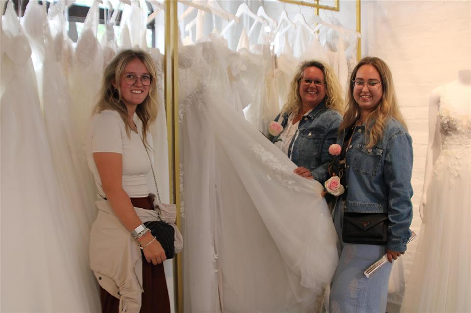 Franziska, Silvia und Katharina Siebert (von links) waren zu Gast beim Wedding-Festival, um Ideen für die eigenen Hochzeiten zu sammeln. Diese stehen im kommenden Jahr an.