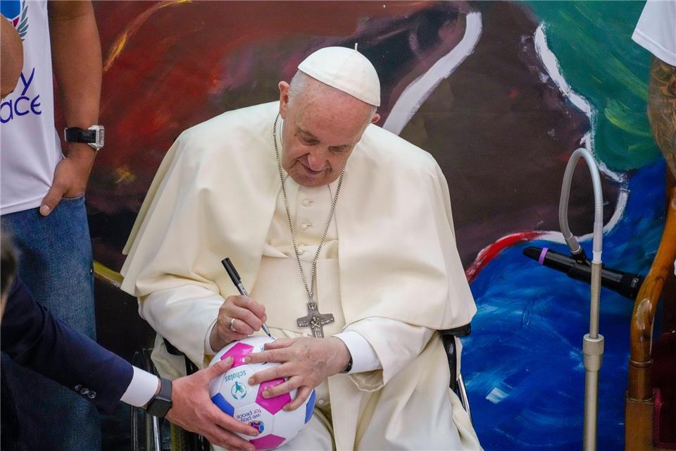 Franziskus ist begeisterter Fußball-Fan und berichtet von seinen Versuchen als Amateur-Fußballer in seiner Kindheit. (Archivbild)Andrew Medichini/AP/dpa