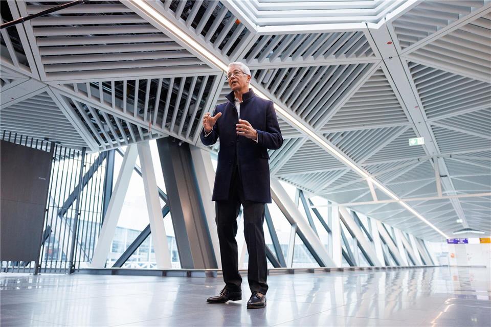 Fraport-Chef Stefan Schulte präsentiert neue Infrastruktur am Frankfurter Flughafen. Hannes P. Albert/dpa