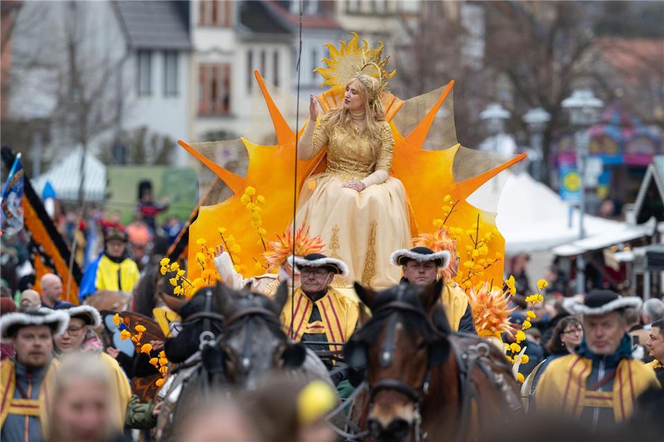 Frau Sunna als Sonne besiegt bei dem Spektakel alljährlich Herrn Winter im Streitgespräch. Michael Reichel/dpa