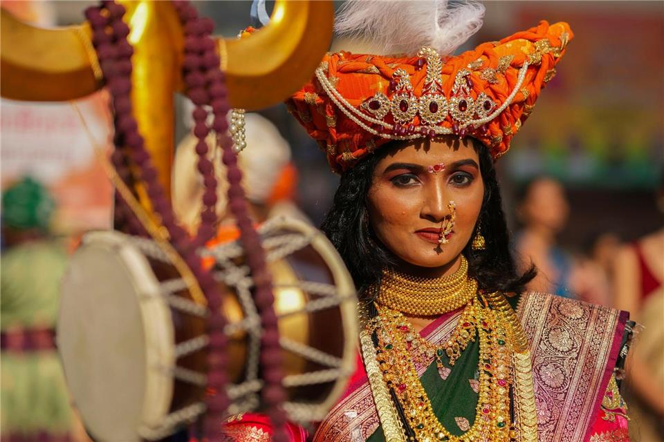 Frau in traditioneller Tracht feiert Gudi Padwa bei farbenfroher Prozession in MumbaiRafiq Maqbool/AP/dpa