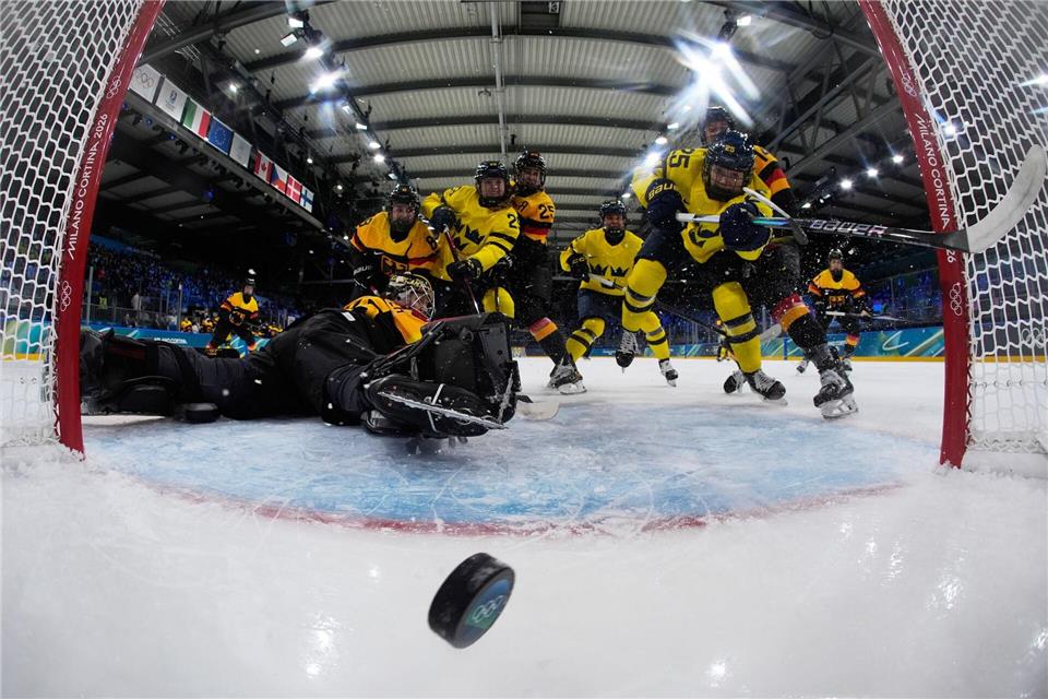 Frauen-Eishockey: Schweden eröffnet Spiel gegen Deutschland mit Tor in MailandPetr David Josek/Pool AP/AP/dpa