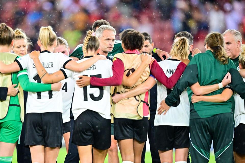 Frauen-Nationalteam mit Bundestrainer Christian Wück (M.) fordern FrankreichSebastian Christoph Gollnow/dpa