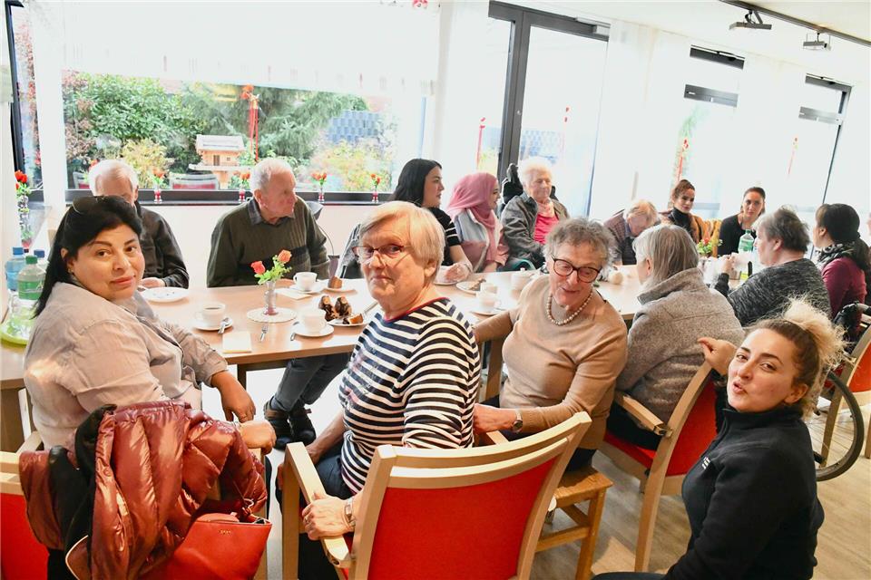 Frauen aus verschiedenen Ländern kommen mit älteren Menschen in der Wohngemeinschaft Haus Rosengarten in Burlo ins Gespräch – und fragen nach deren Lebenserfahrungen.